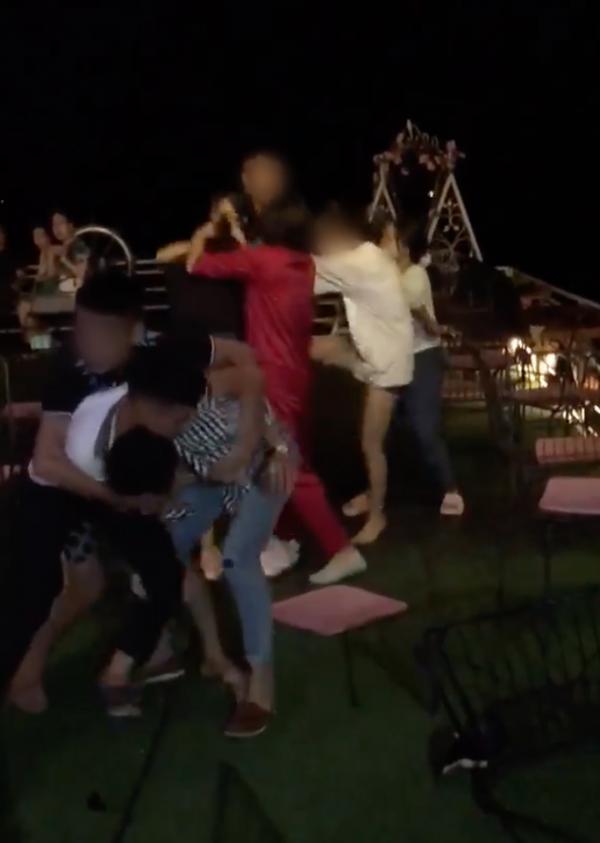 Xuất hiện thêm clip đánh ghen ở Hà Nội: Vợ dẫn ‘hội chị em’ bắt tại trận chồng hẹn hò bồ nhí, lao vào xé váy ‘tiểu tam’