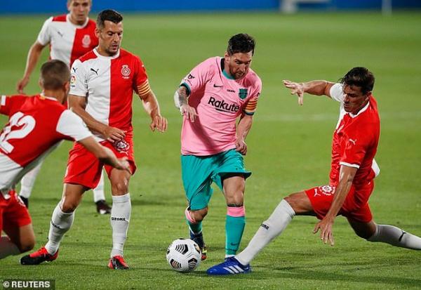 Messi lập cú đúp giúp Barcelona thắng trận derby Catalonia