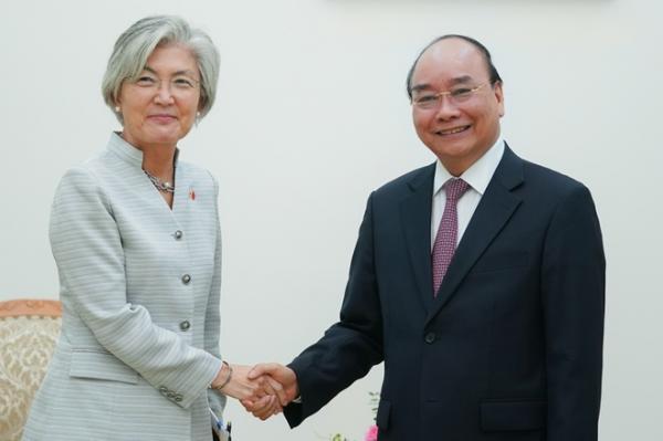 Thủ tướng Nguyễn Xuân Phúc tiếp ngoại trưởng Hàn Quốc