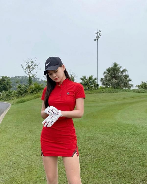 Hot girl đẹp nhất sân golf, tưởng ai xa lạ hóa ra người quen