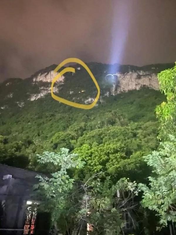 Thái Nguyên: Giải cứu 2 học sinh mắc kẹt ở vách đá cheo leo trên núi Nản