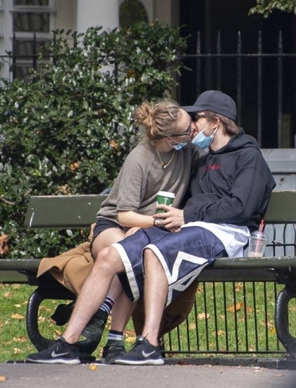 Robert Pattinson gặp bạn gái sau hai tuần mắc Covid-19