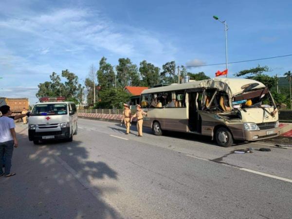 Quảng Ninh: tai nạn nghiêm trọng giữa xe khách và xe tải, 2 người bị thương nặng