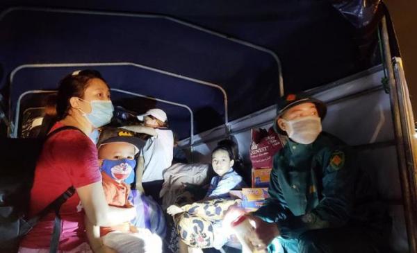 Đà Nẵng: Trắng đêm dầm mưa đưa dân đi sơ tán để tránh bão