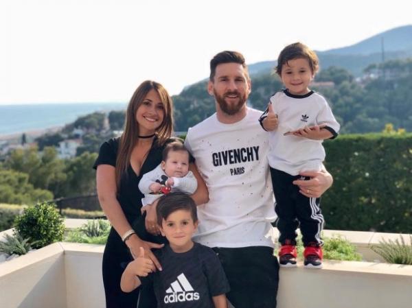 Trở thành tỷ phú USD thứ hai của làng bóng đá trong năm 2020, Messi đã làm điều này như thế nào?