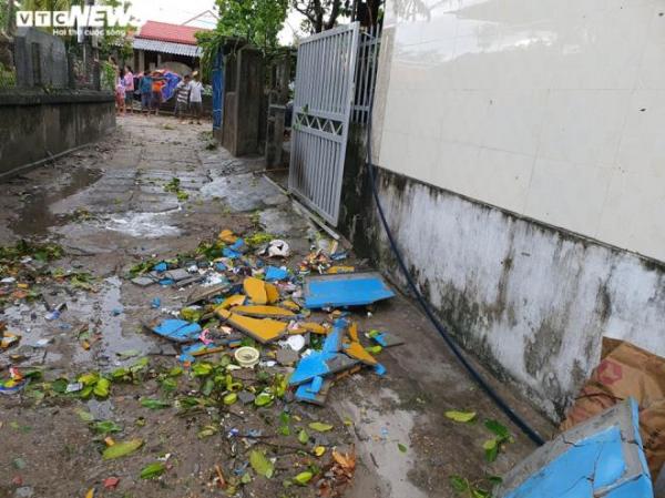 Gió bão cuốn bay am thờ đè người đàn ông ở Thừa Thiên - Huế trọng thương