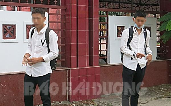 Học sinh hút thu‌ốc l‌á ngay cổng trường