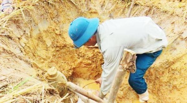 Nghệ An: Phát hiện quả bom nặng hơn 1 tạ dưới ruộng lúa