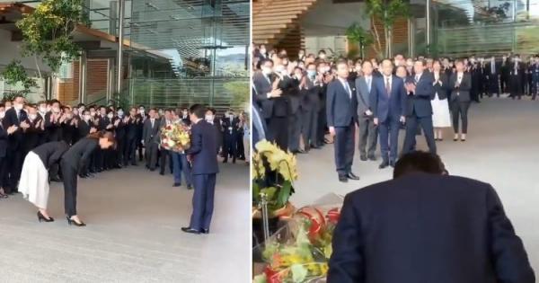 Nhân viên Phủ thủ tướng xếp hàng, vỗ tay không ngớt từ biệt cựu thủ tướng Nhật Bản Shinzo Abe