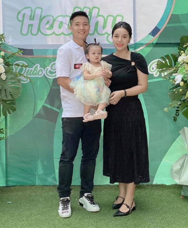 Khánh Linh (single mom) mất điểm khi đăng ảnh hạnh phúc bên Bùi Tiến Dũng trong ngày khai trương quán mới