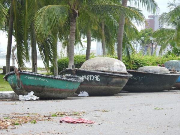 Đà Nẵng ngư dân sửa sang thuyền bè, người dân tranh thủ bắt cá bên bờ biển sau ảnh hưởng bão số 5