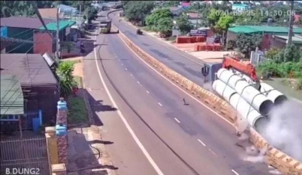 Xe tải chở ống cống, chạy tốc độ cao ‘cày’ nát dải phân cách ở Đắk Lắk