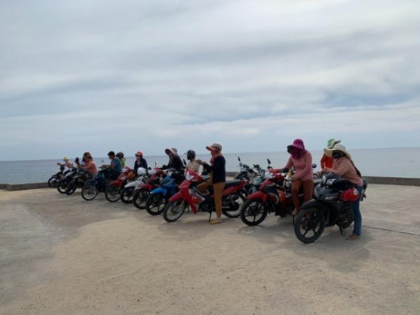 Quảng Ngãi: Những “bóng hồng” chạy xe ôm trên đảo tiền tiêu
