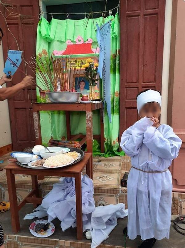 Khăn tang kín đầu 3 đứa trẻ bất hạnh mất mẹ dưới tay cha ở Nghệ An: Con 1t khóc ngặt đói hơi mẹ