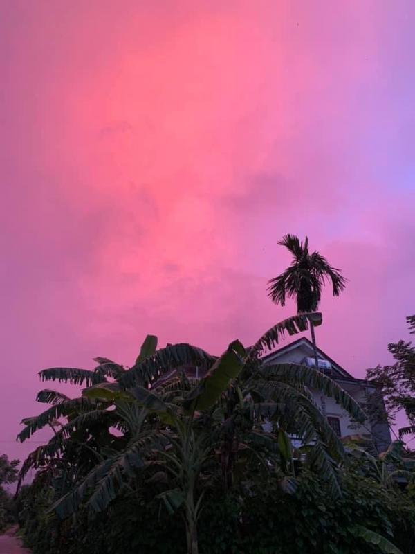 Bầu trời Quảng Trị nhuốm một màu tím lạ tương tự bầu trời Nhật Bản trước siêu bão: Dấu hiệu một trận cuồng phong sắp tới ?