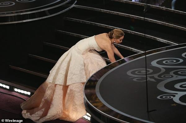 Jennifer Lawrence vẫn xấu hổ về cú ngã trước khi nhận giải Oscar