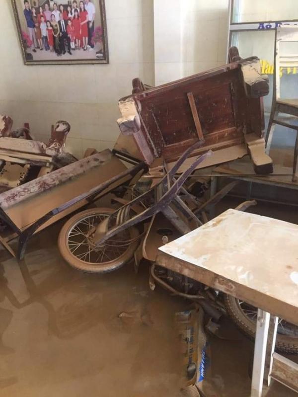 Khung cảnh nhà cửa tan hoang sau trận “đại hồng thuỷ” ở Quảng Bình: Tài sản bị ngâm nước nhầy nhụa bùn đất, thóc mọc mầm...