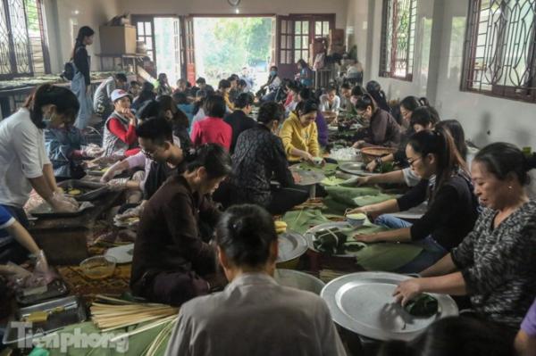 Nhiều nơi ở Hà Nội gửi hàng vạn bánh chưng ủng hộ miền Trung
