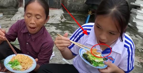 “Khách ăn chực” nhà bà Tân Vlog bị netizen tố nhè đồ ăn mà nói dối “ngon lắm”: Vì góc quay hay vì đồ bà nấu có vấn đề đây?