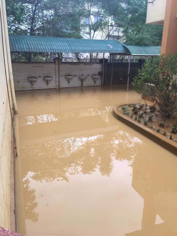 Chùm ảnh trường học Quảng Trị ngập đầy bùn đất, bàn ghế bị ngâm nước trở nên mốc meo, mềm nhũn sau lũ