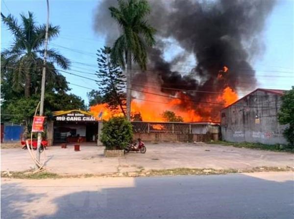 Người dân đốt cỏ khiến 2 nhà hàng bị cháy, thực khách thoát nạn