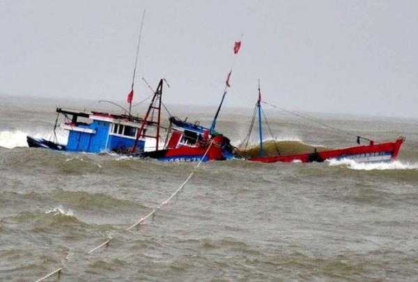 Một tàu cá Bình Định bị kẹt gần tâm bão số 8 giật cấp 15 trên biển Đông