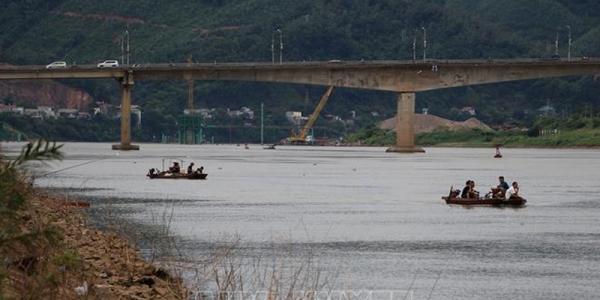 Tìm thấy th‌i th‌ể 2 người bị lật thuyền hồ thủy điện La Hiêng khi đi đánh cá