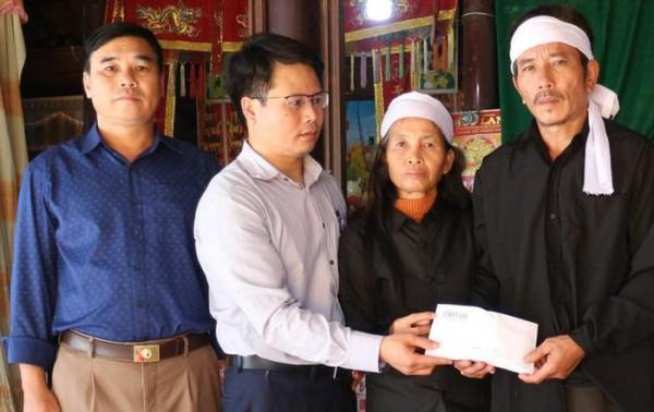Trao hơn 61 triệu đồng cho thân nhân liệt sĩ Cao Văn Thắng