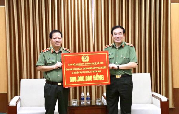 Công an Thành phố Hà Nội trao 500 triệu đồng cho Công an Thành phố Đà Nẵng khắc phục hậu quả bão lụt
