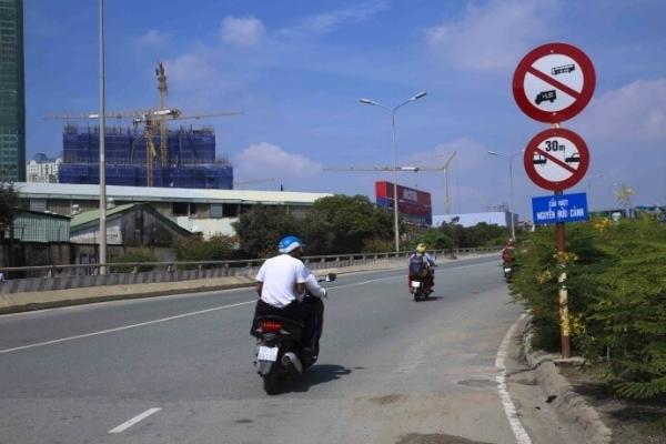 TP.HCM lại cấm xe lưu thông qua cầu vượt Nguyễn Hữu Cảnh trong 6 tháng