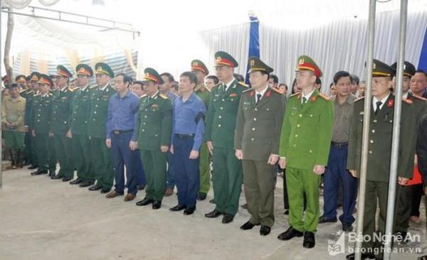 Đông đảo nhân dân Đô Lương và đồng đội dự lễ tiễn biệt liệt sỹ - chiến sỹ trẻ Nguyễn Quang Sơn