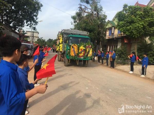 Sáng nay 24/10, hàng nghìn người đưa tiễn liệt sỹ Nguyễn Cảnh Trung hy sinh trong quá trình giúp dân