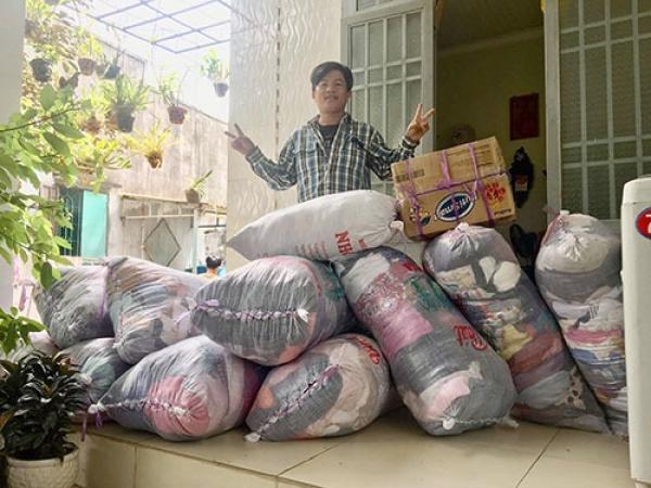 Một cá nhân vận động hơn 1.000 bộ áo quần gởi về miền Trung