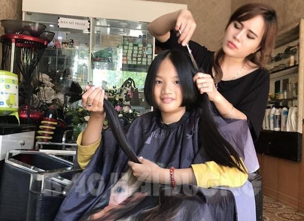 Học sinh lớp 5 cắt tóc bán lấy tiền ủng hộ đồng bào miền Trung