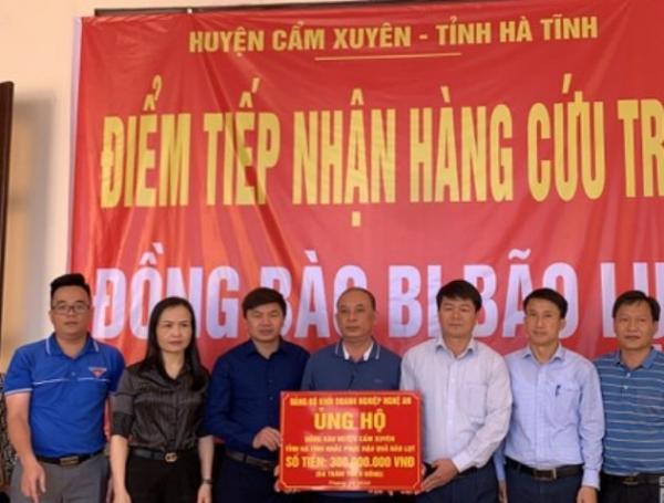Đảng ủy Khối Doanh nghiệp tỉnh Nghệ An trao quà cứu trợ người dân vùng lũ lụt