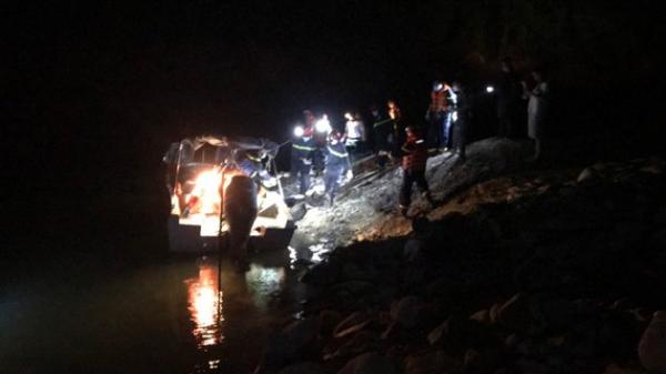 Vượt sông trong đêm đưa th‌i th‌ể nạn nhân ở Thủy điện Rào Trăng 3 về bệnh viện