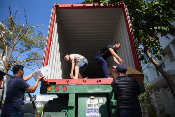 Chuyến xe container chở 30 tấn hàng cứu trợ Quảng Bình