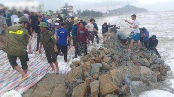 Người Hà Tĩnh dầm mưa cứu kè biển trước khi bão “mạnh nhất từ đầu năm” đổ bộ