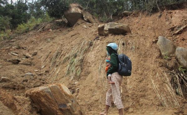 Người dân Quảng Trị nín thở đi dưới khối đá nặng 30 tấn “lộ” ra sau mưa lũ