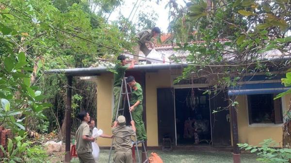TT - Huế: Tranh thủ từng giờ, từng phút giúp dân gia cố nhà cửa trước bão số 9