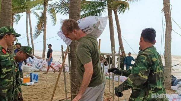 Nhiều du khách nước ngoài tình nguyện vác cát đắp bờ biển Cửa Đại