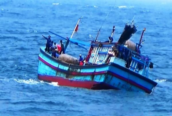 Tàu cá Bình Định cứu 5 ngư dân Phú Yên trên thúng chai trôi dạt trên biển