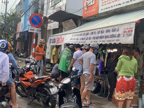 Người Đà Nẵng nháo nhào mua vật dụng chèn chống bão
