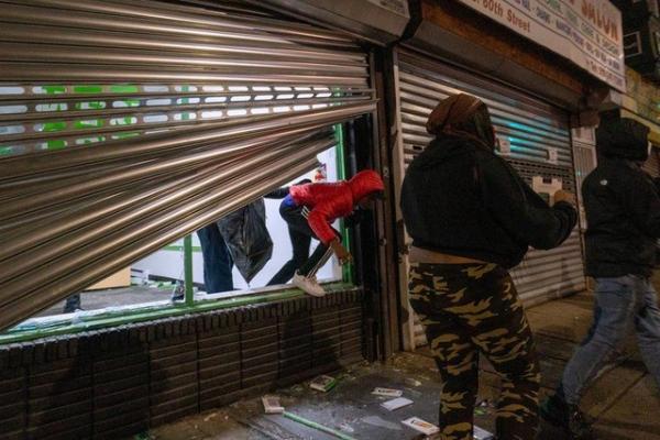 Mỹ: Bạo động bùng phát, hàng loạt cây ATM bị đánh bom