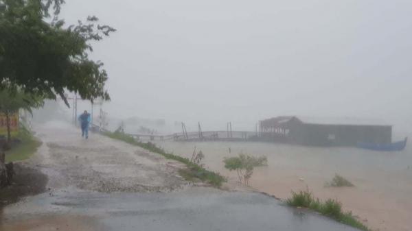 Bão số 9 bắt đầu “quần thảo”, Đà Nẵng - Phú Yên mưa to gió lớn
