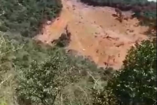 Núi Tà Bang xuất hiện vết nứt dài 200m, khẩn cấp sơ tán 32 hộ dân