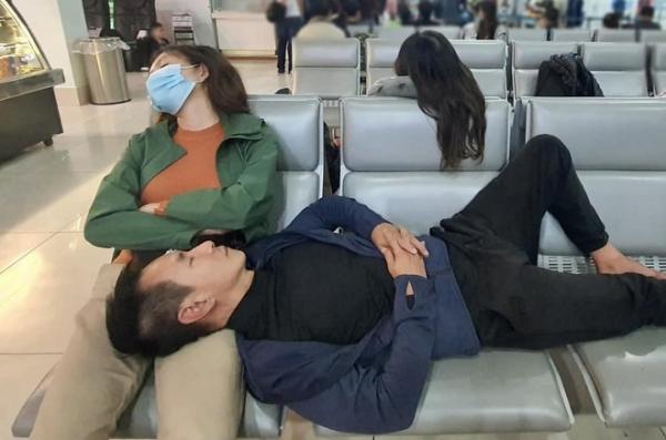 Vợ chồng Lý Hải ngủ ở sân bay khi đi cứu trợ