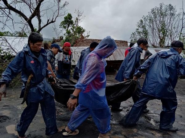 Vỡ đê, làng mạc bị nhấn chìm trong bão Goni ở Philippines
