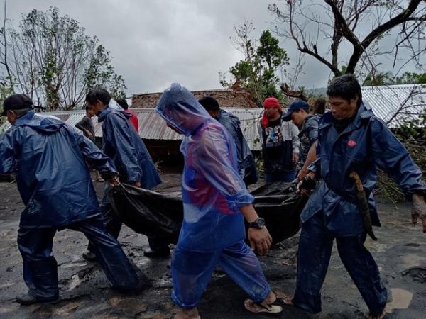 Siêu bão Goni gây vỡ đê, tàn phá các công trình ở Philippines
