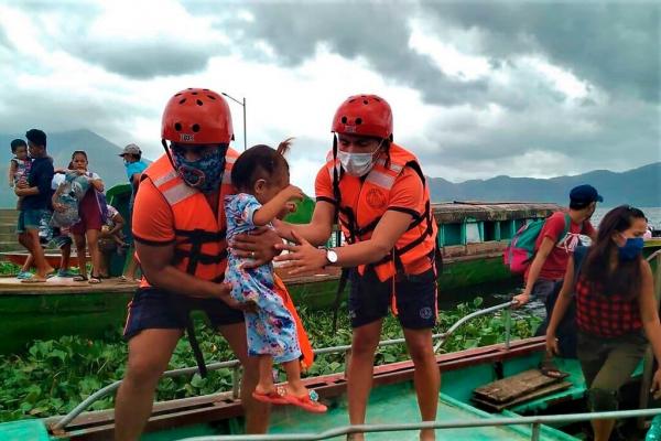 Siêu bão Goni đổ bộ Philippines: Sức giật khủng khiếp, 1 triệu người lánh nạn khẩn cấp